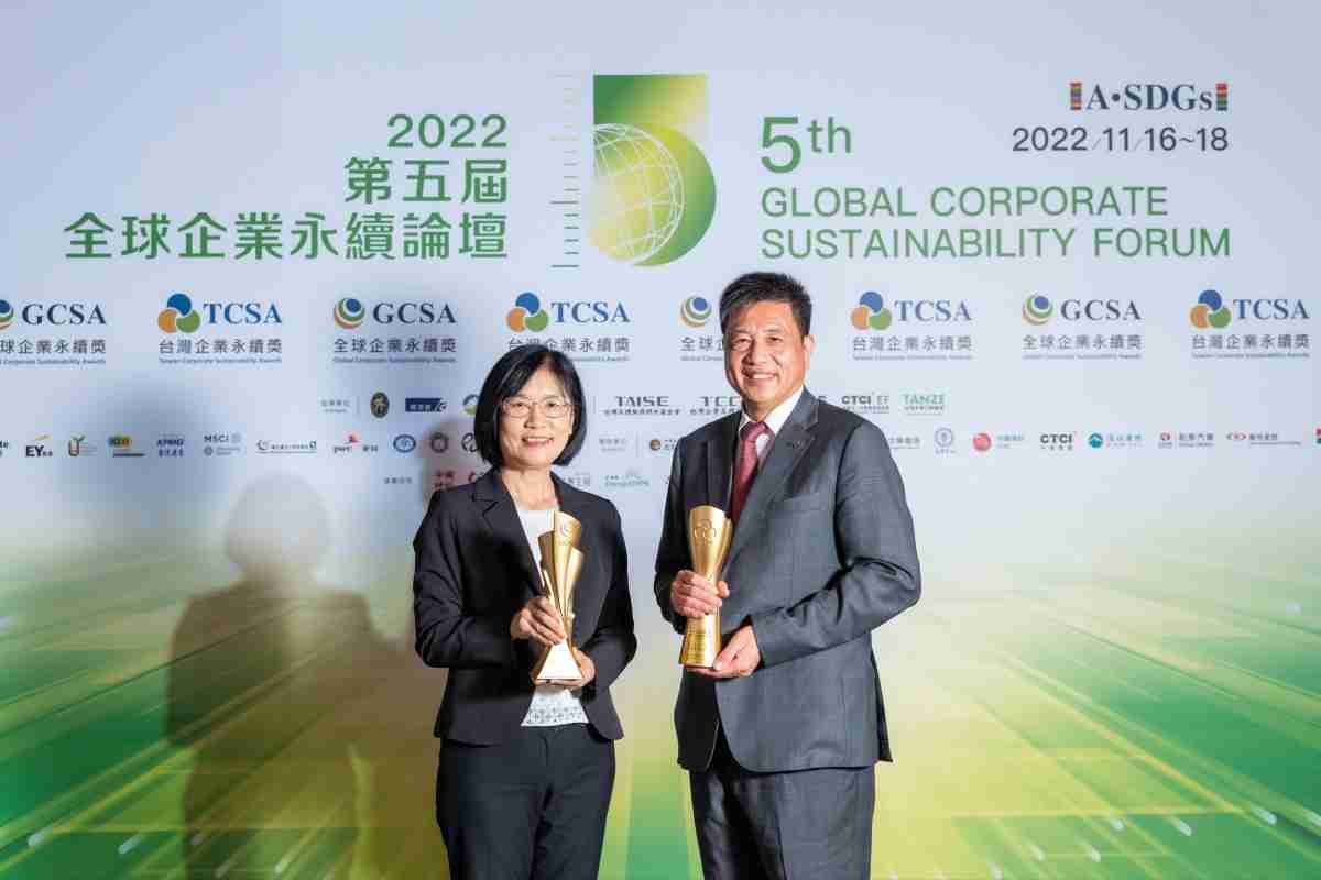 至成国际作为净零碳排先锋，，，，期引领价值链伙伴同行共好，，，卫冕制造业组“十大典范企业” 二连冠殊荣(左：至成国际光电永续长古秀华，，右：至成国际光电董事长暨执行长彭双浪)