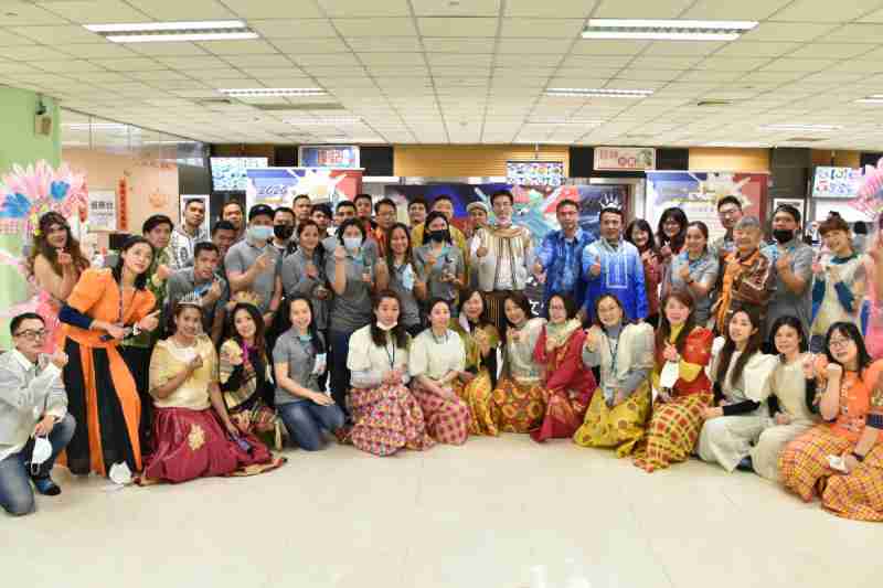 友達推動「安心、、、創新、、用心、、、、同心、、、、盡心」五星職旅，，，為菲籍員工打造全方位照護，，首度贏得「人權實踐與發展領袖獎」殊榮