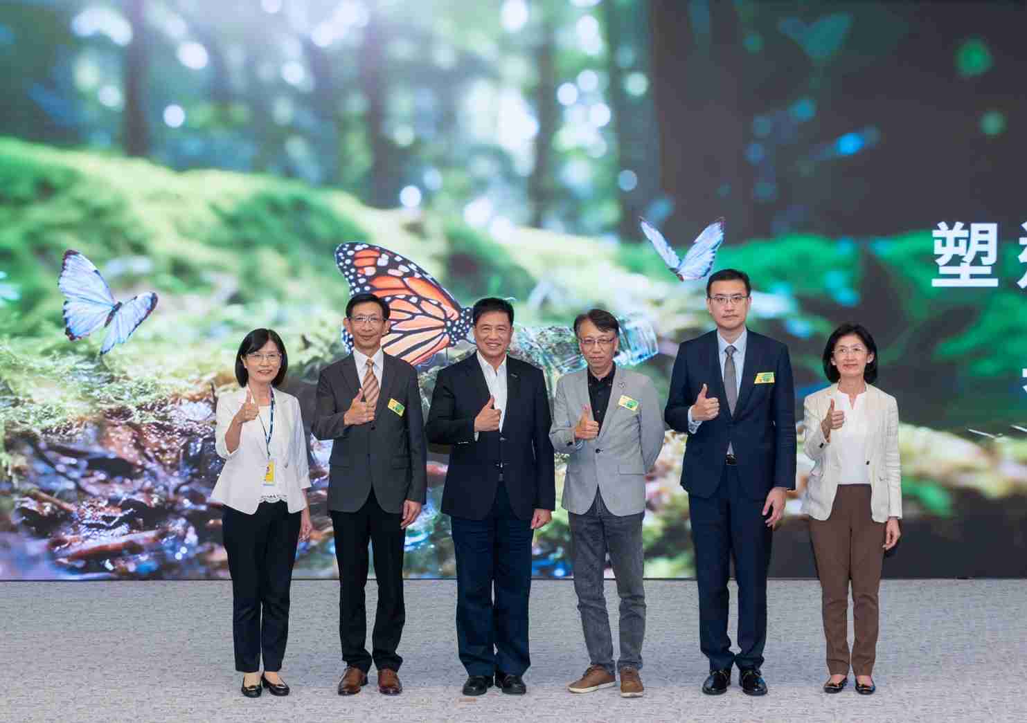 友達2023 CSR共榮大會，，，，邀請領域專家分享交流生物多樣性管理趨勢、、、無塑產品、、、、海廢永續塑料等議題  （圖左到右：友達光電永續長古秀華、、、3M台灣技術長陳君杰、、友達光電董事長暨集團策略長彭双浪、、、、光寶科技企業永續發展處處長陳慶暉、、、、安永聯合會計師事務所執業會計師曾于哲、、、、友達光電供應鏈總部副總經理吳宜芳）