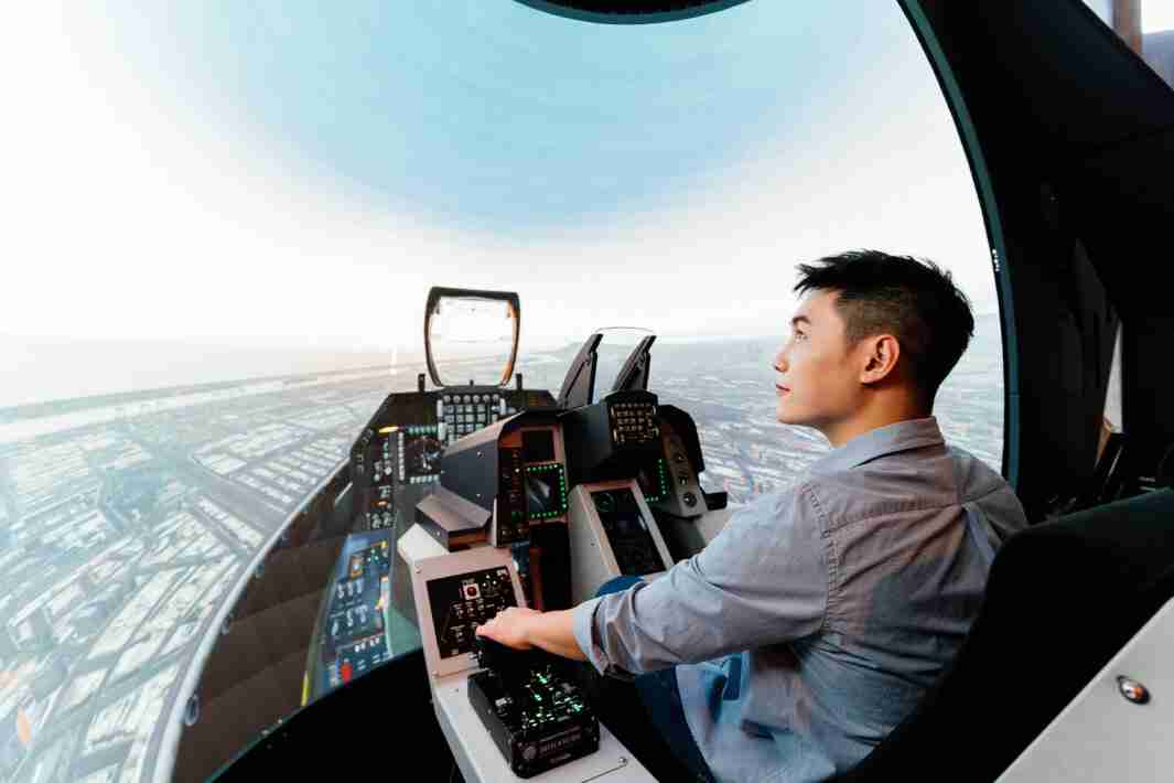 至成国际以P1.25小间距打造球形LED模拟舱，，搭配智崴的精密六轴动态座椅，，，结合至成国际专业影像调校技术，，，，呈现拟真模拟飞行场景