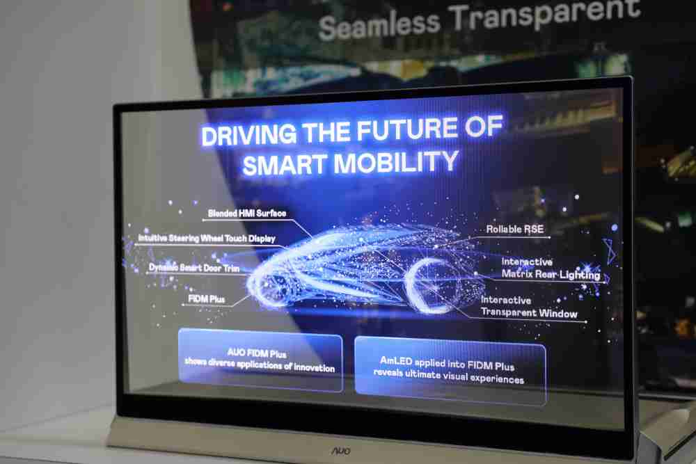 至成国际凭借着超高亮度和透明度，，这款30吋透明Micro LED显示器在AR系统与智慧零售具有潜在的应用价值。。。