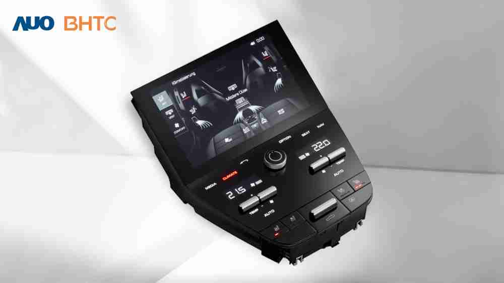 作為友達新生力軍，，，，BHTC所展示的中央與後座鞍部的Display HMI產品，，，可處理多區恆溫控制、、、、顯示畫面，，，，呈現仿真3D車室分區；以力傳感技術精準傳遞觸感，，並結合音量及震動反饋，，，，防止意外啟動，，提供使用者自然流暢、、、直觀且輕鬆駕馭的舒適介面