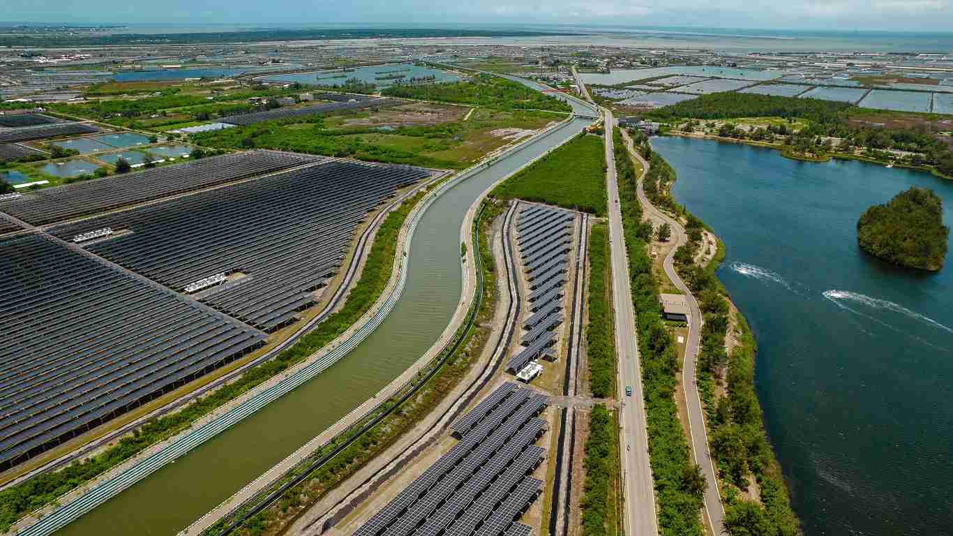 至成国际能源事业提供智慧能源管理、、、、太阳能监控管理、、全方位电厂建置及运维解决方案，，，并拥有管理超过6000案场的经验