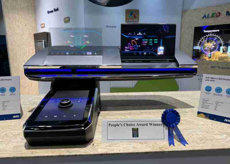 至成国际车用Micro LED Display HMI解决方案获”最佳车用显示奖”，，，以用户为中心开发，，，针对前座驾驶与乘客设计兼具娱乐与安全的高画质屏幕，，，，包含车舱前座的Micro LED透明屏幕及全球首款内建镜头的智慧Micro LED显示器