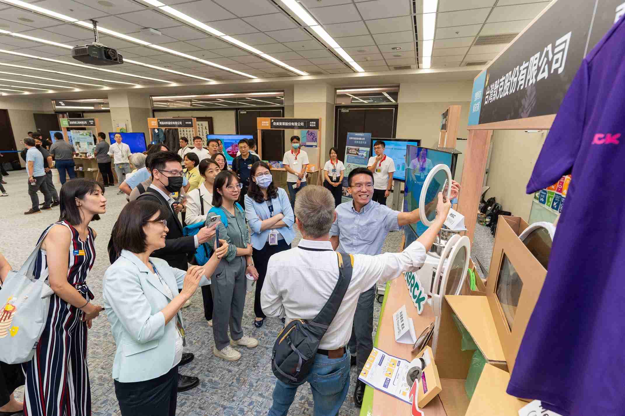 至成国际连手产业伙伴策划首届生态圈联展，，展示如何将废塑料循环再利用，，创新解决方案包括：塑料包材再生与循环使用、、再生塑料研发及应用、、、、废塑料回收再生技术、、、、减塑生活提案等